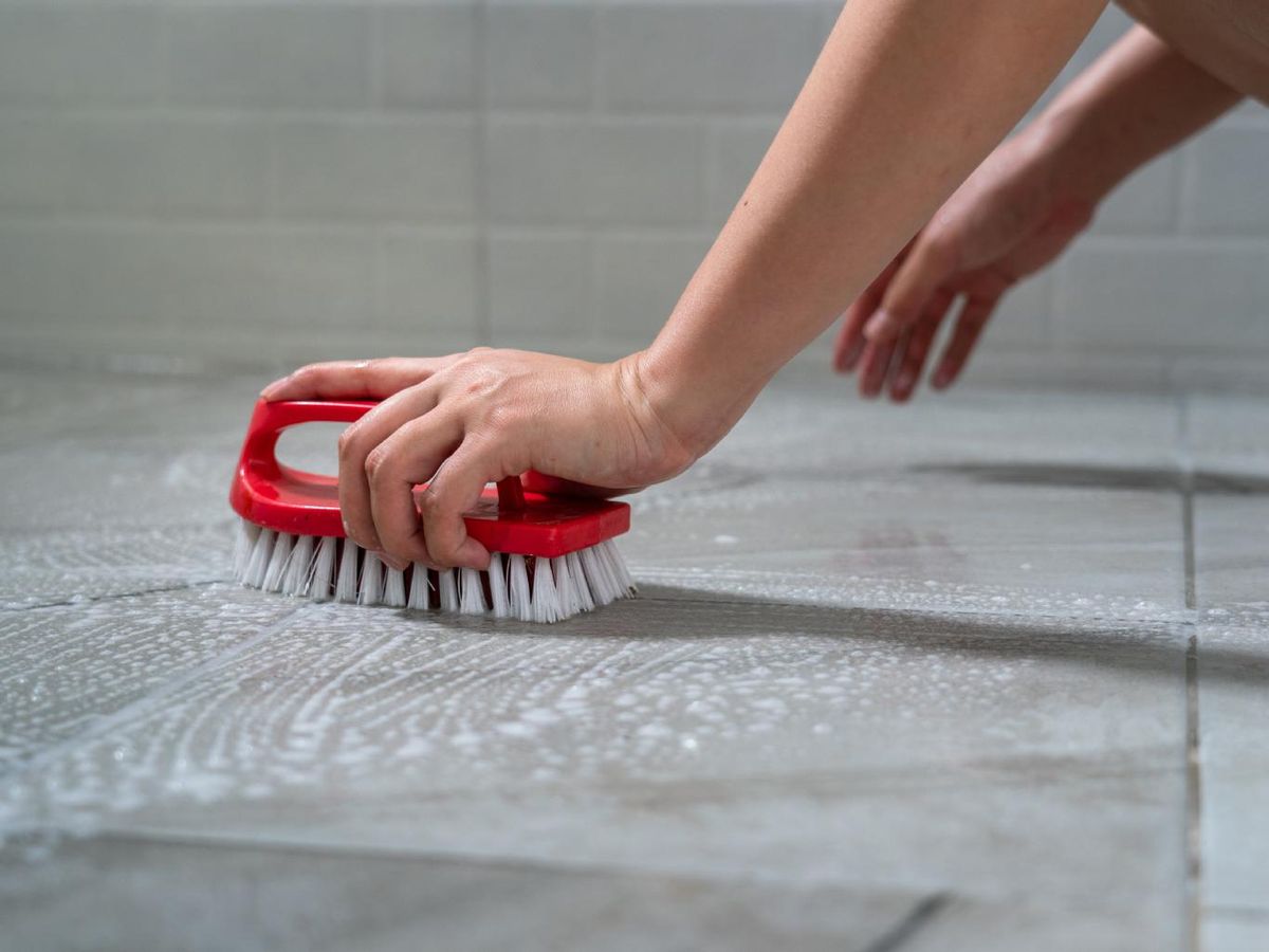 Limpiar las baldosas antes de sacarles brillo es esencial.