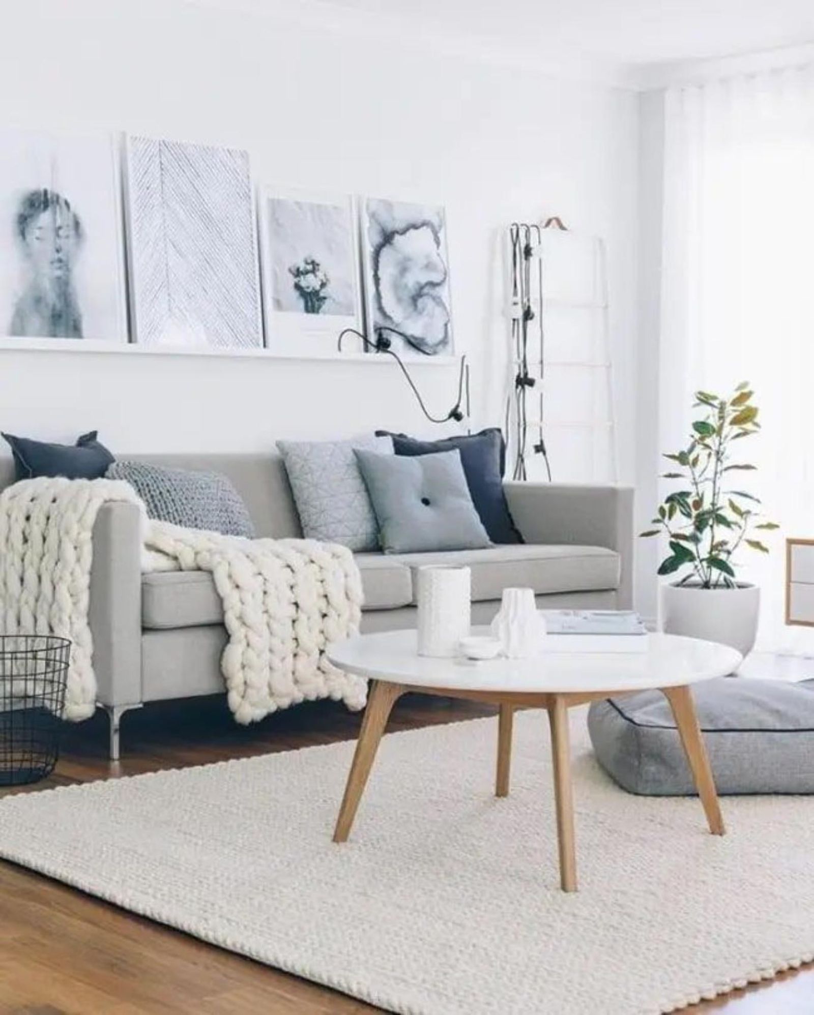 Salón con sofá gris con cojines azules.