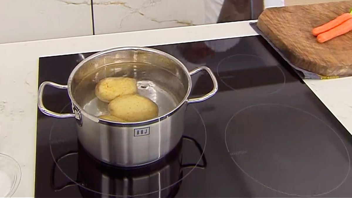 KARL66750320 ensaladilla con langostinos receta karlos arguinano paso1