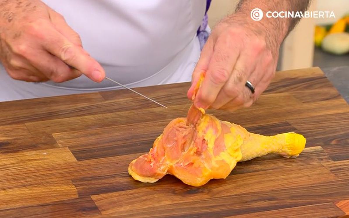 Segundo paso: sujeta el hueso