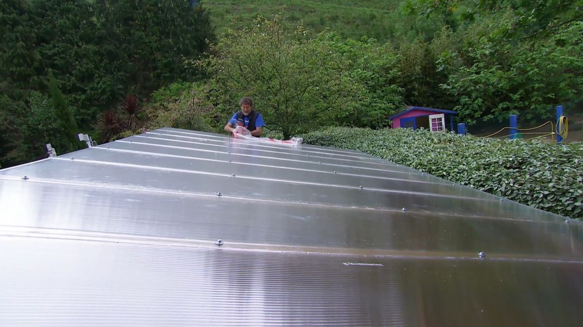 Instalar una cubierta de policarbonato celular paso 10