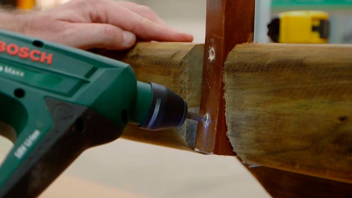 Cómo hacer bancos con traviesas de madera paso 13