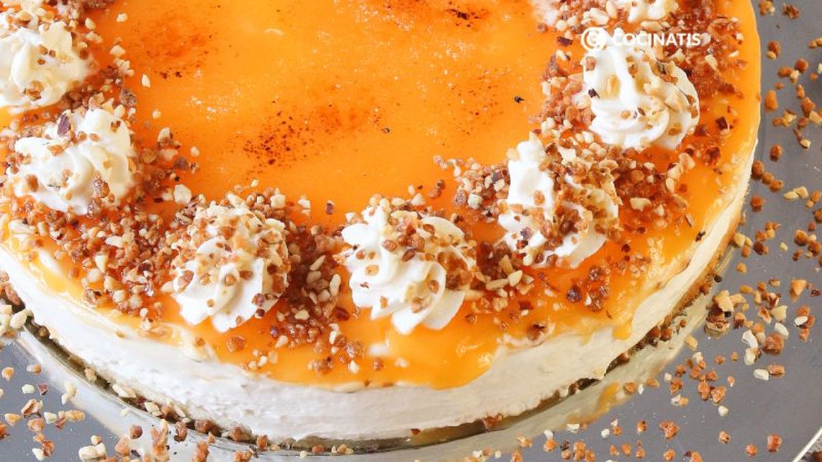 Tarta al whisky decorada con nata montana y crocanti de almendras