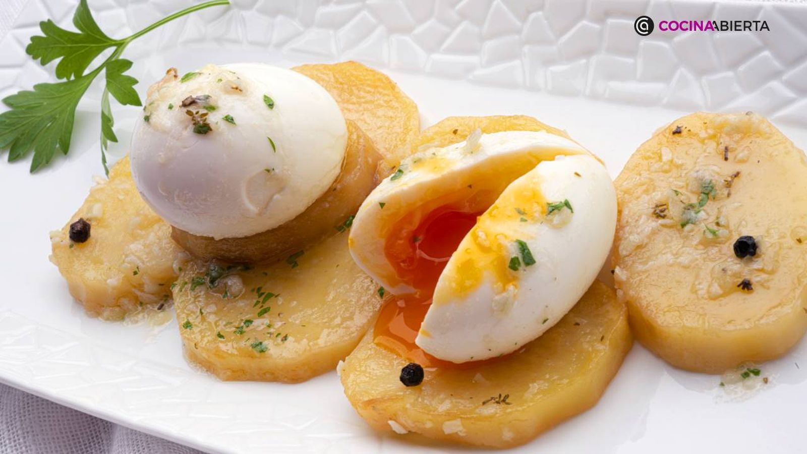 KARL7057 Huevos mollet patatas escabechadas