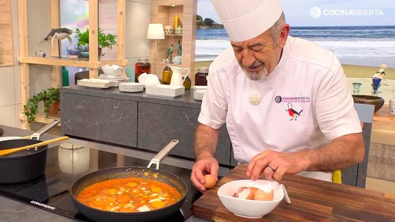 Casca los huevos, sazónalos, tapa la sartén y cocínalos hasta que cuajen (4-5 minutos)