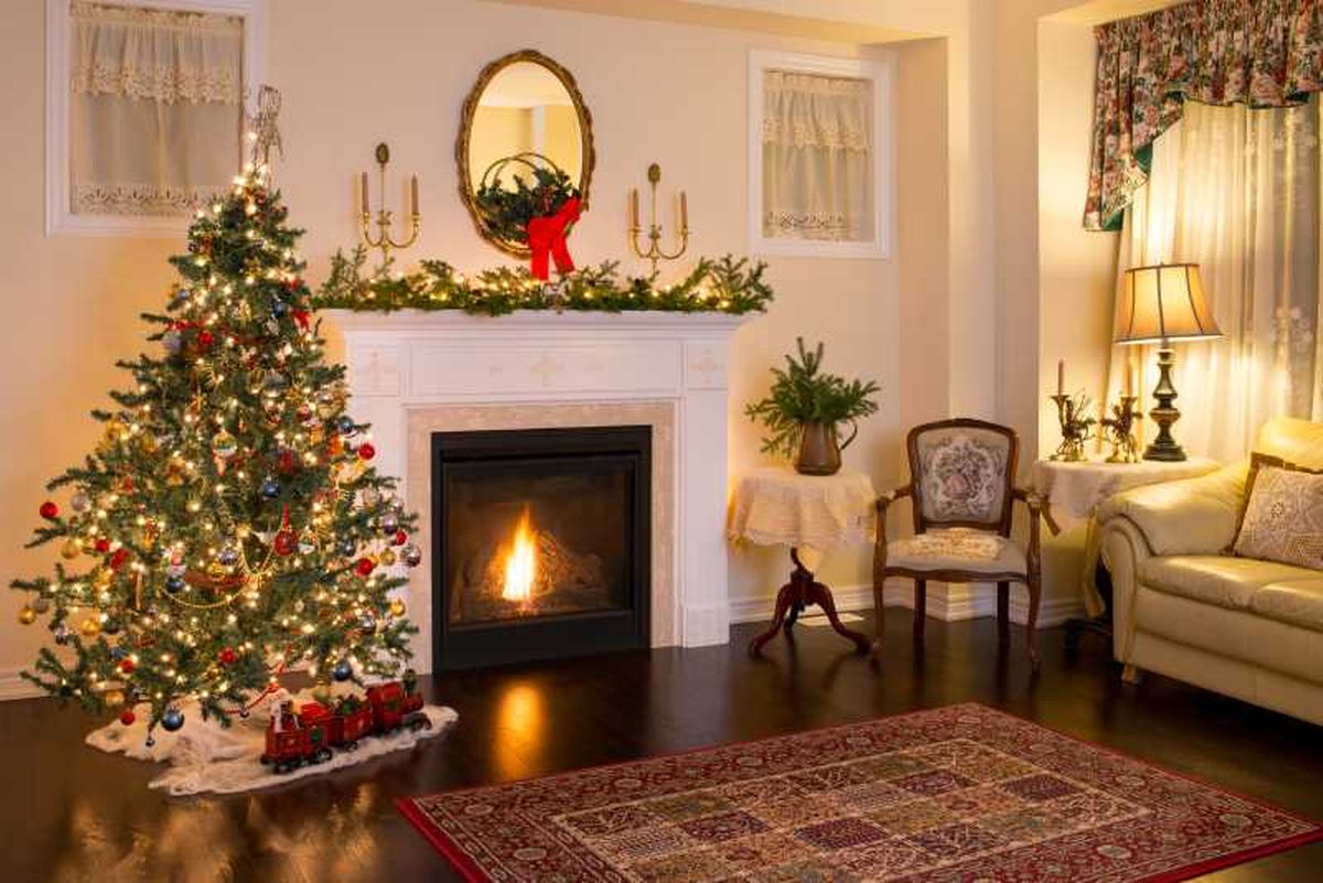 Chimenea con adornos de estilo natural.