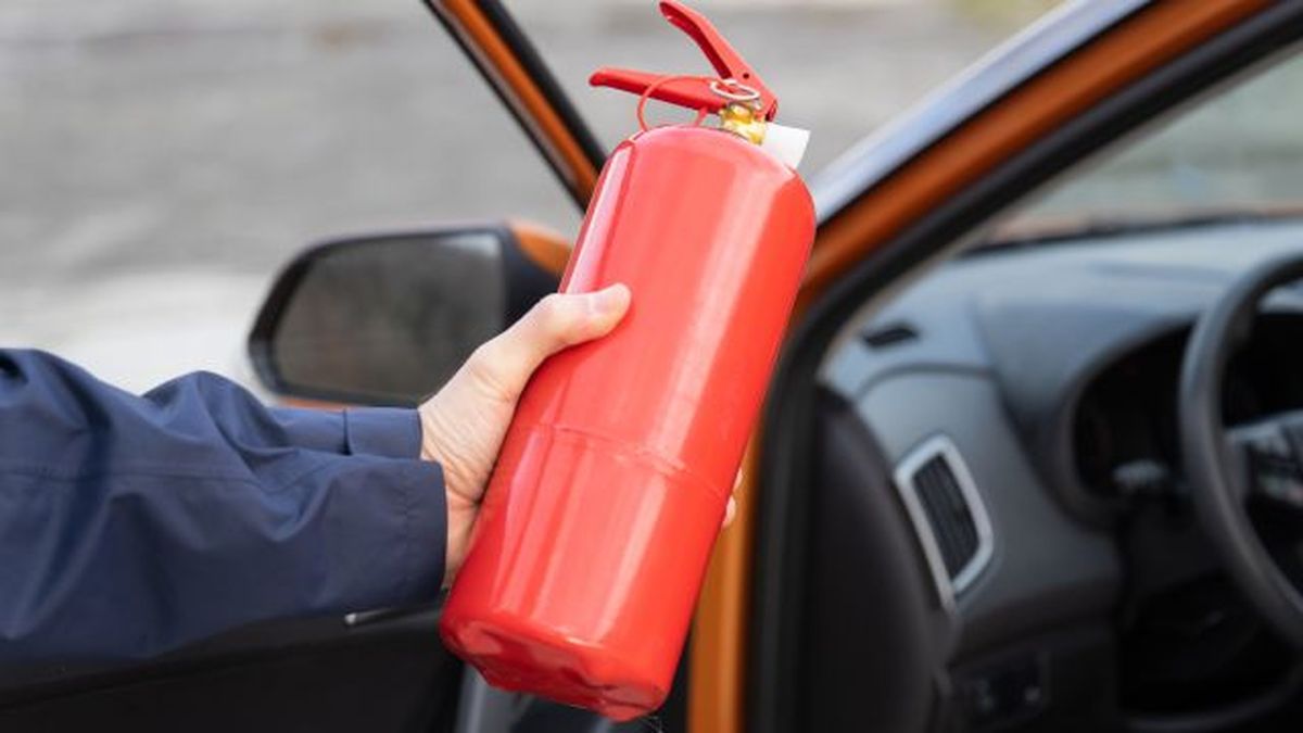 cosas que no deben faltar en tu coche si sufres un accidente averia en carretera en verano