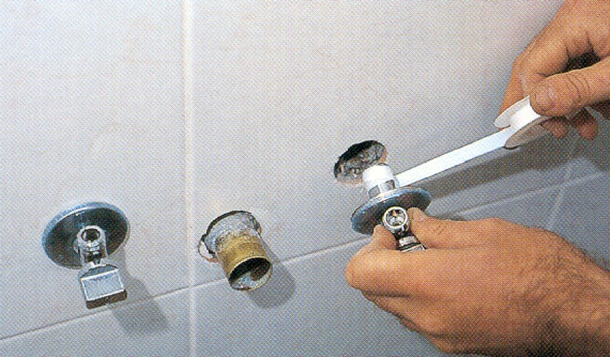 Cómo instalar sanitarios de baño paso 1