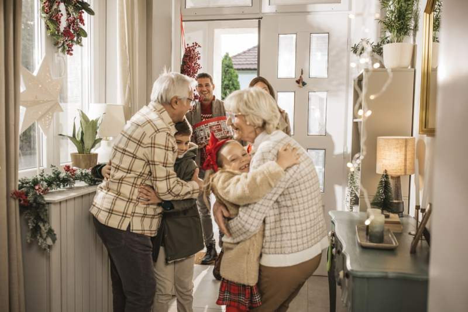 Visitar a los abuelos causa ilusión y alegría en todos