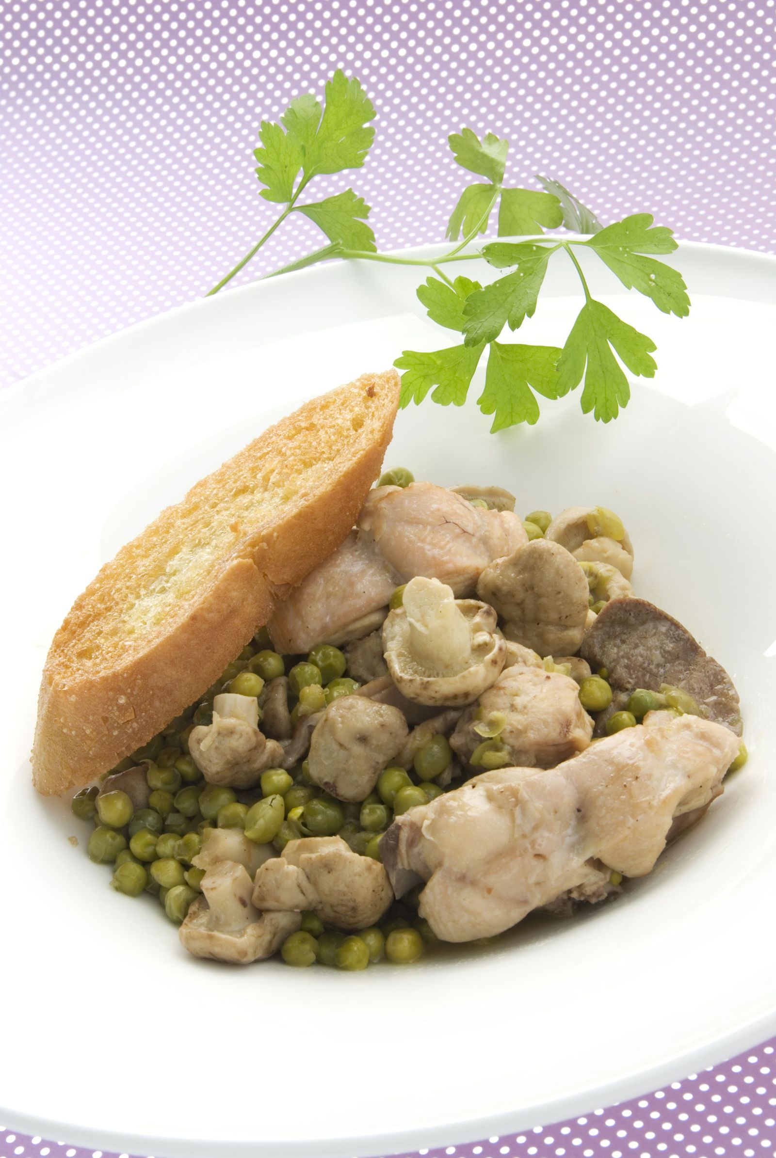 Conejo con guisantes y setas