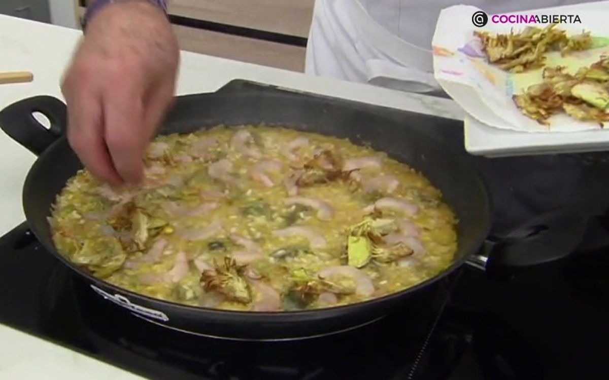 Decora el arroz con los chips de alcachofa