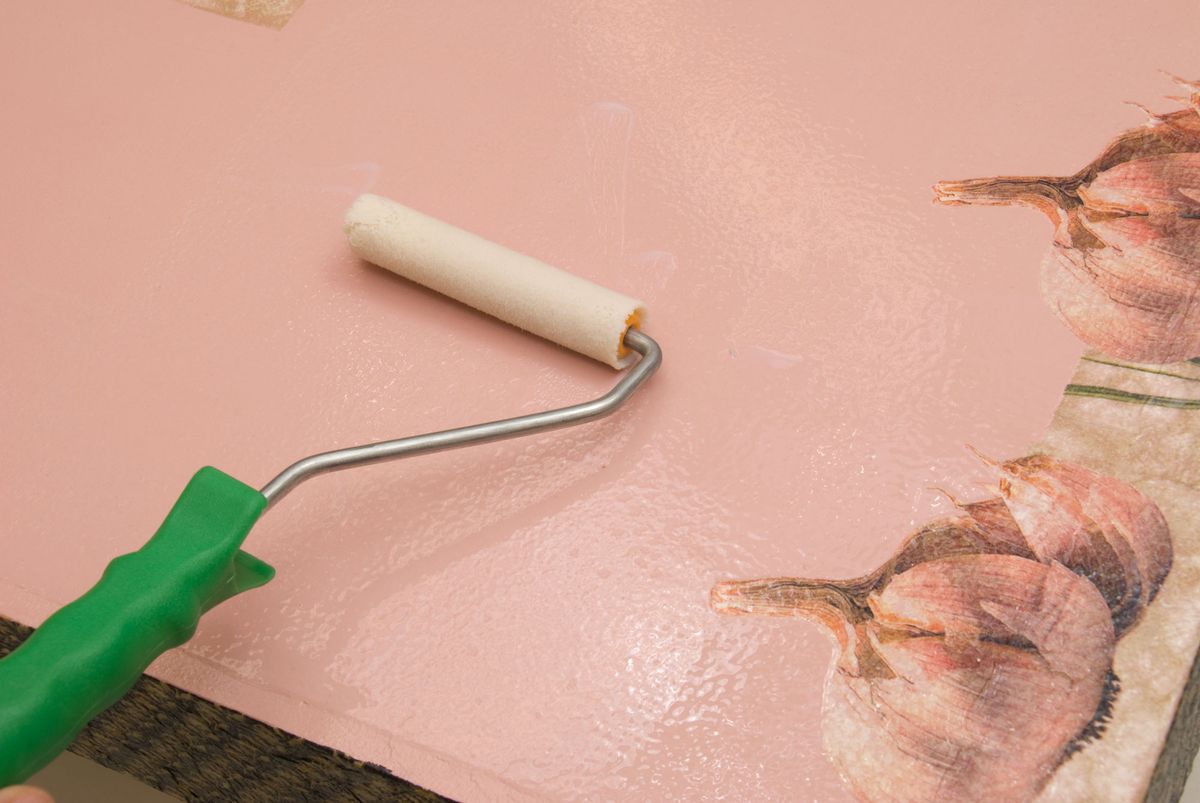 Mesa tradicional decorada con decoupage paso 10