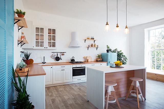 como decorar cocina blanca amplia