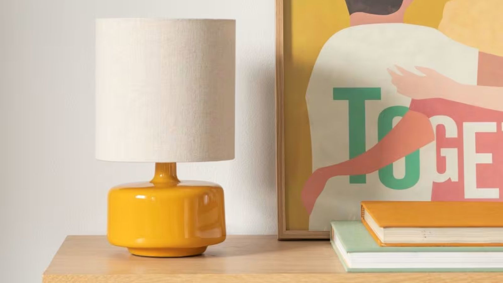 Lámpara de mesa retro amarilla Junha de Maisons Du Monde.