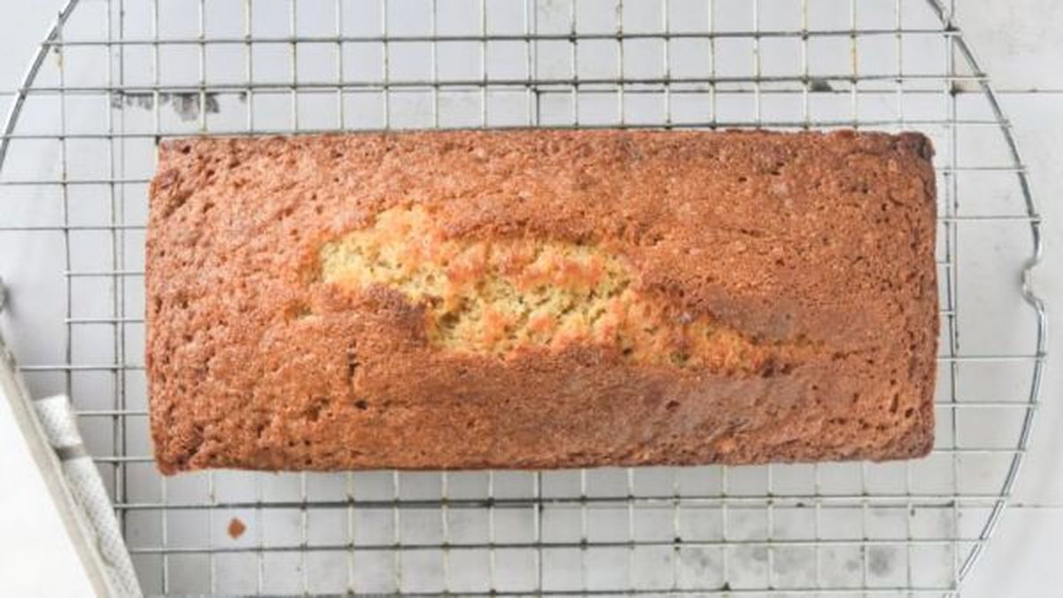 Horneamos y dejamos enfriar el bizcocho sobre una rejilla