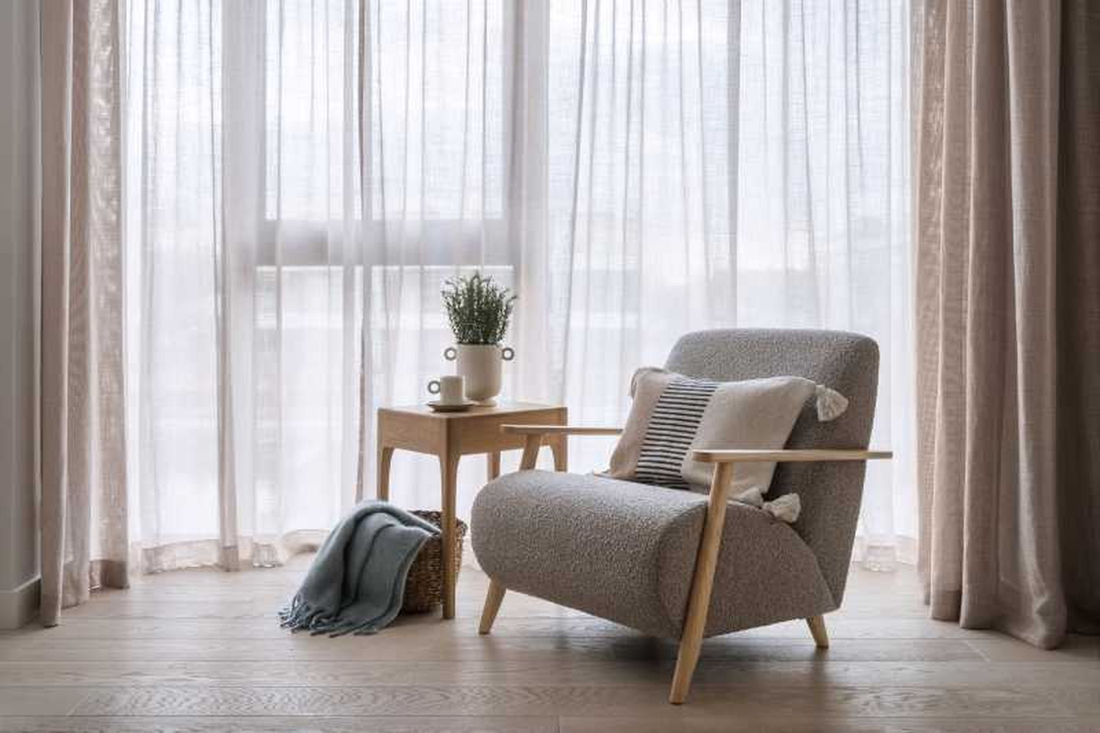 Rincón del salón con cortinas gruesas.