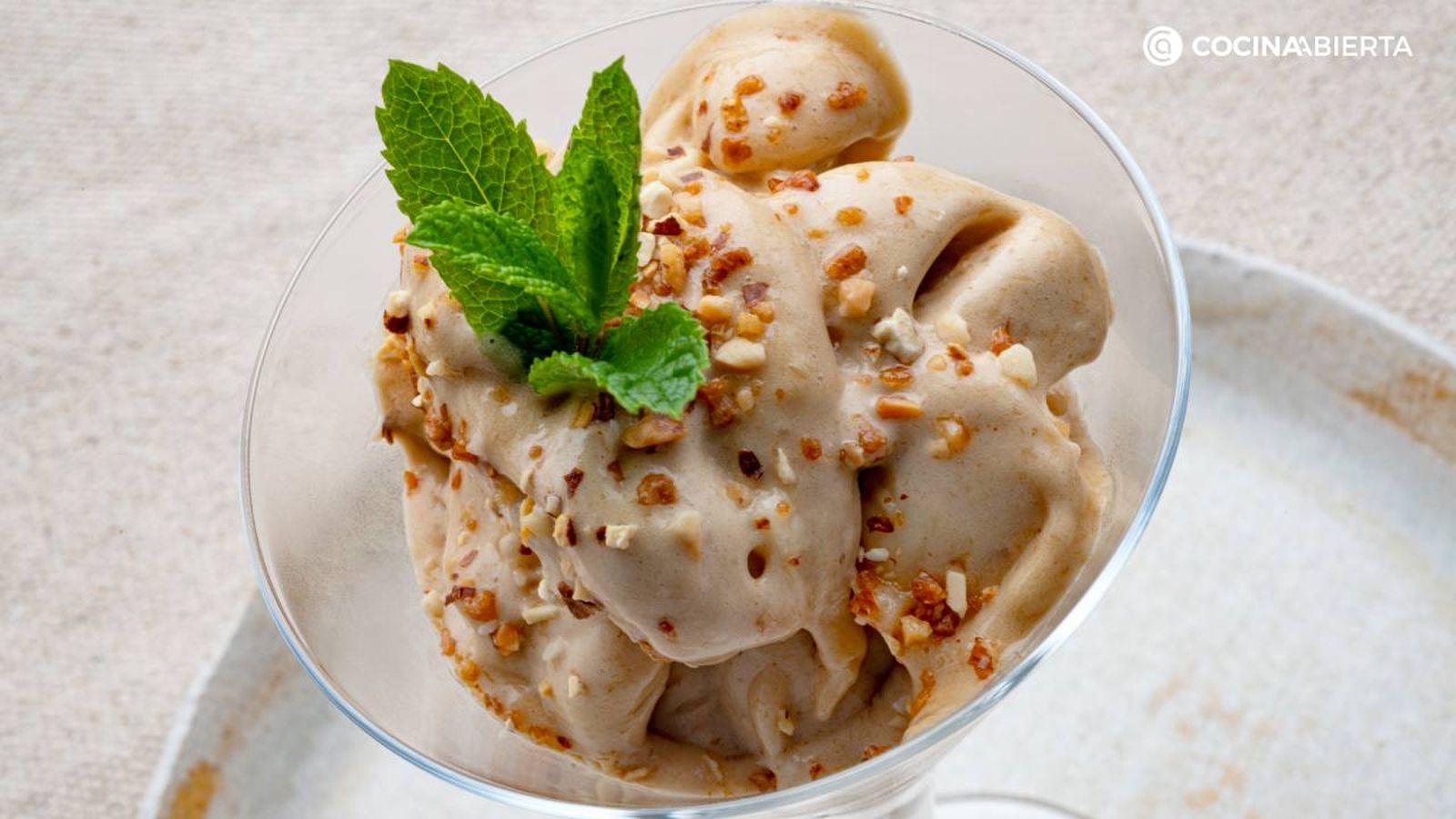 Helado de plátano y café con crocanti de almendra
