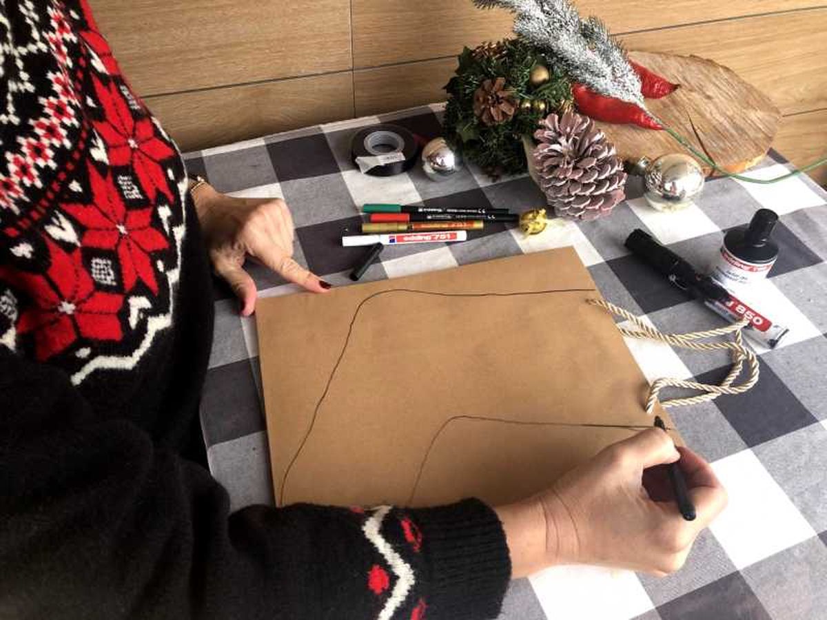 Dibujar una bota en una bolsa de papel.