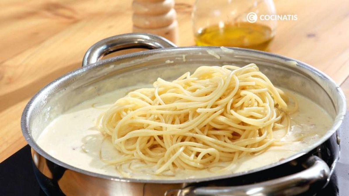 Incorpora la nata, el queso parmesano y los espaguetis