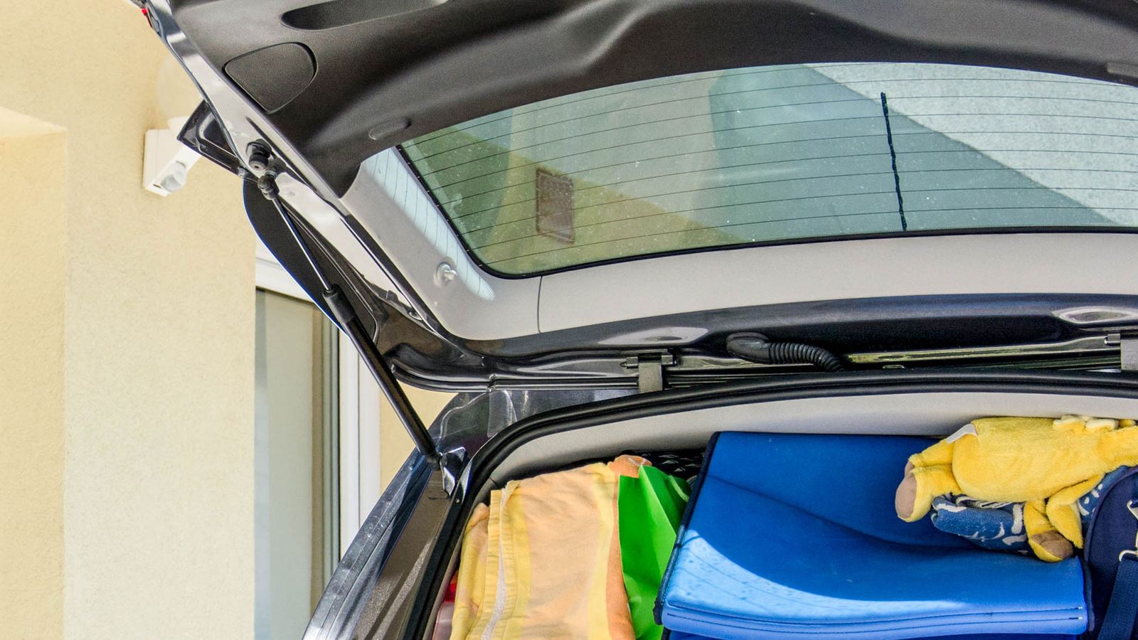 Cambiar el muelle neumático del maletero