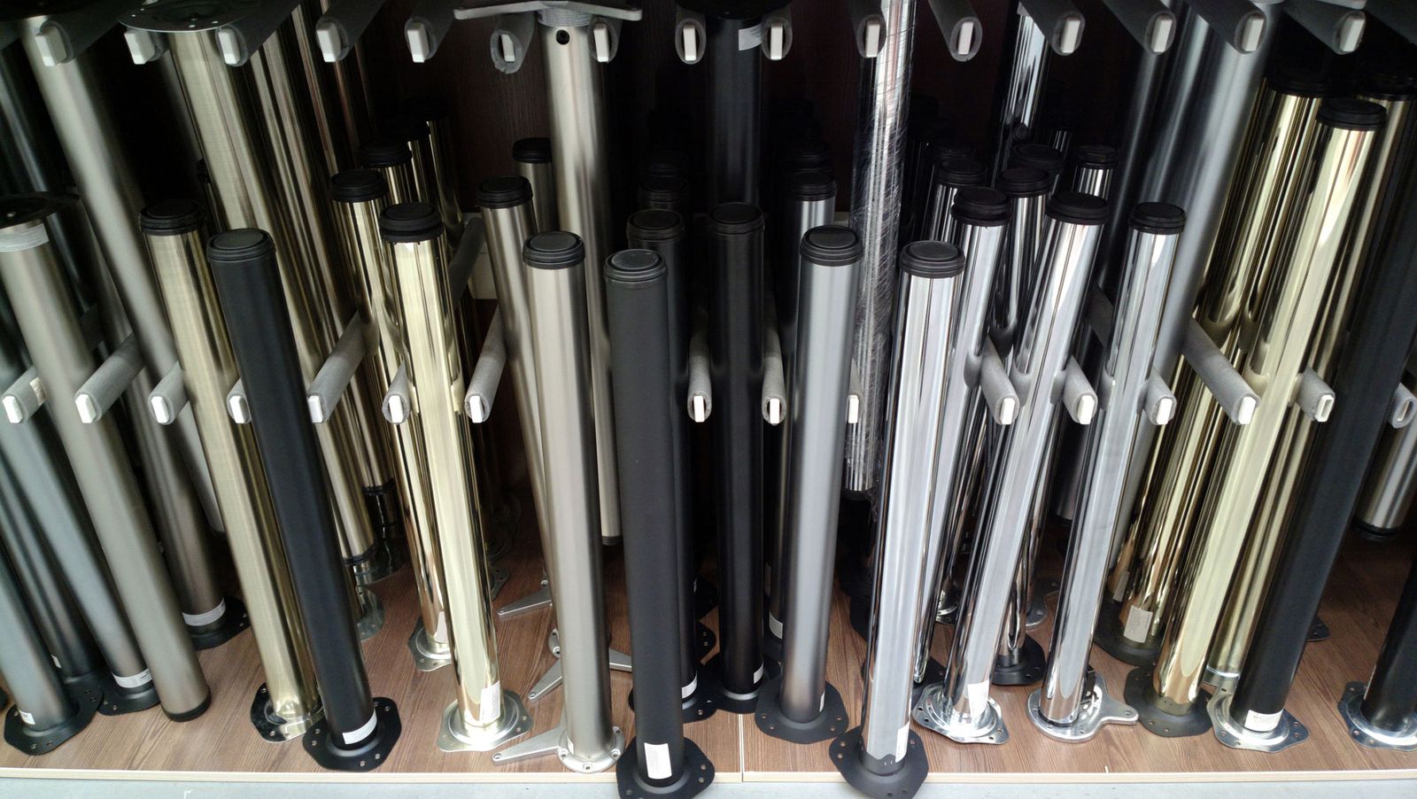 Colocación de patas metálicas