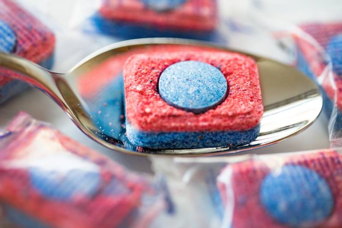 No es necesario quitar el plástico que envuelve la pastilla.