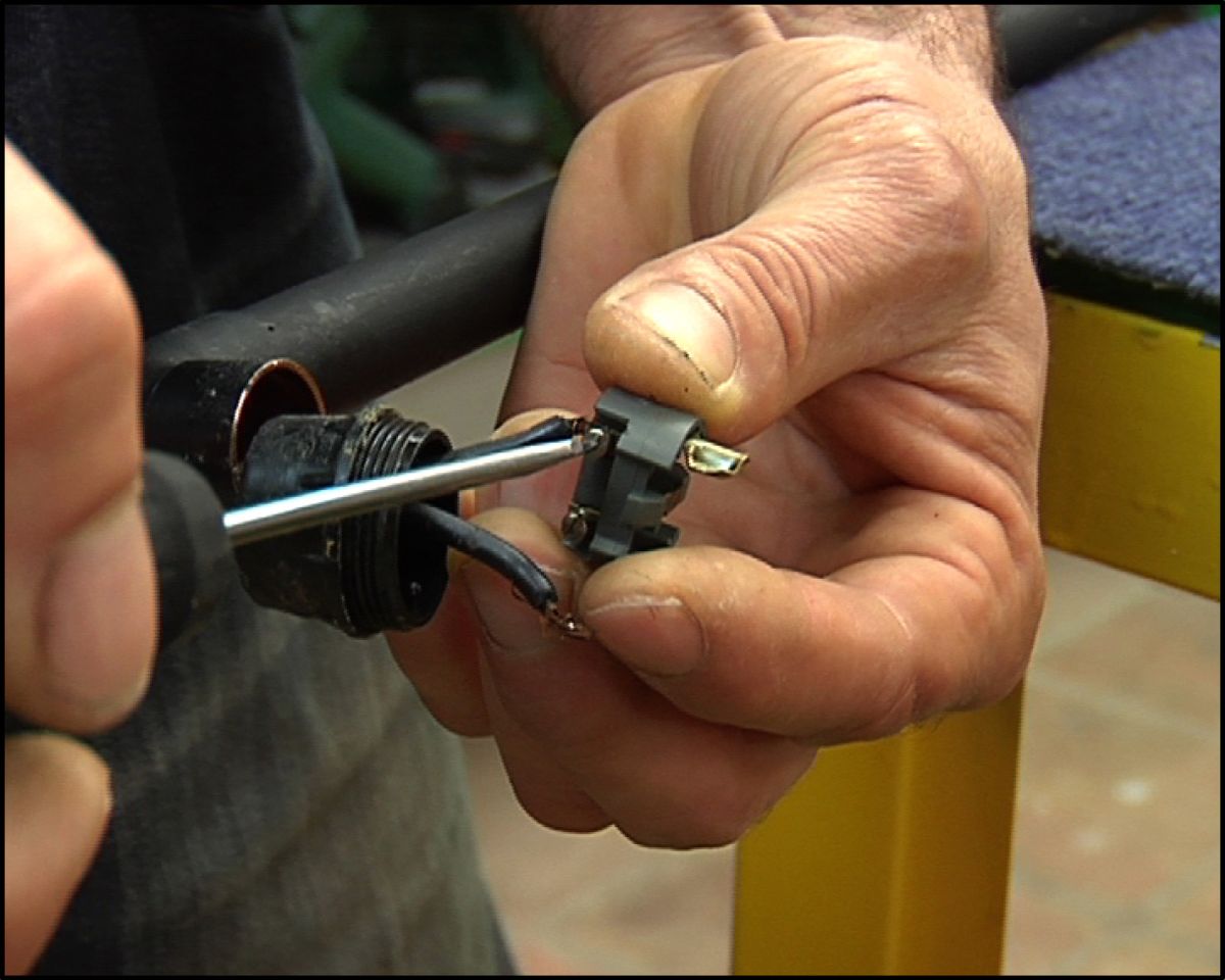 Cambiar el cable a una lámpara paso 2