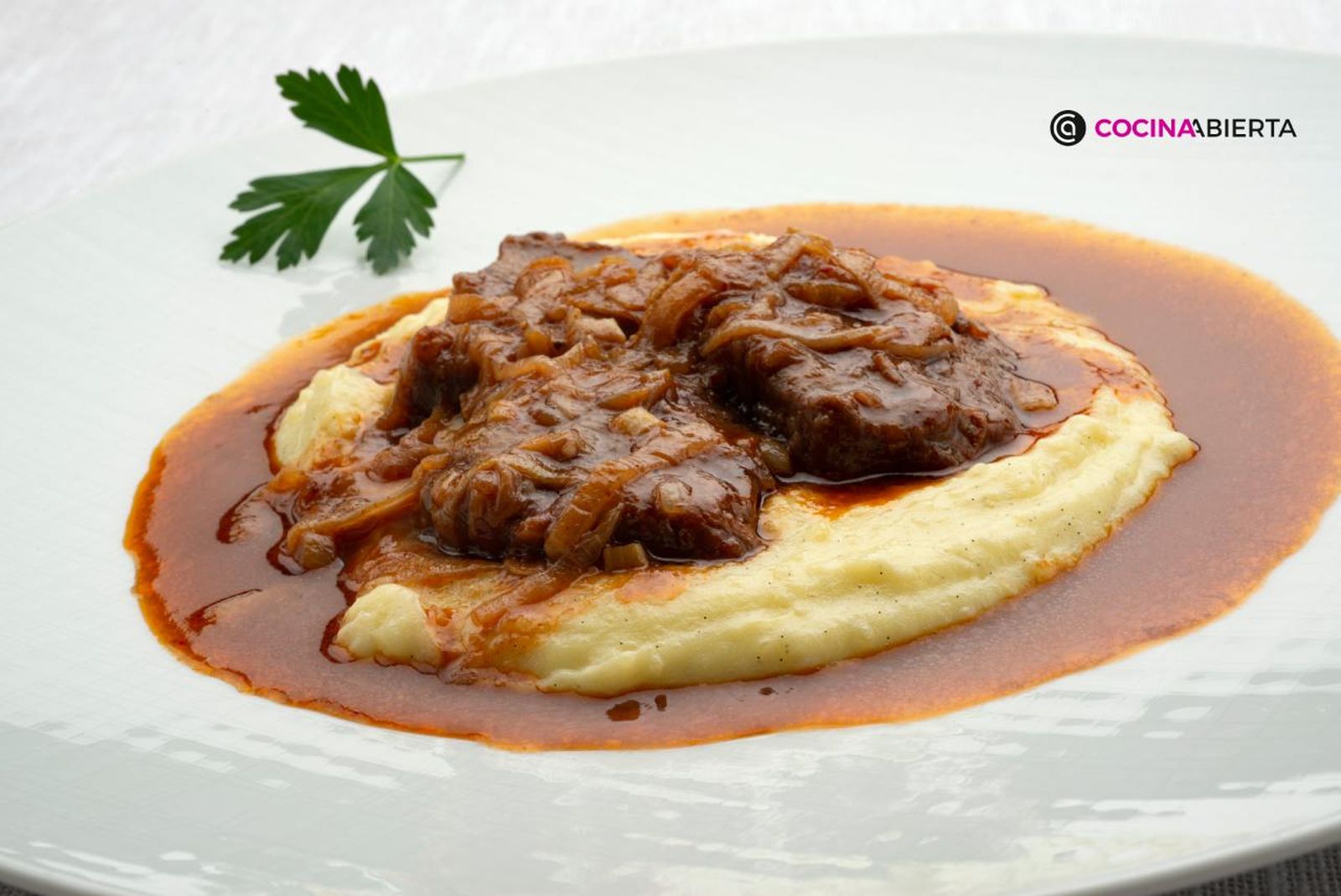 Deliciosos filetes de ternera a la cerveza con puré de patata y vainilla