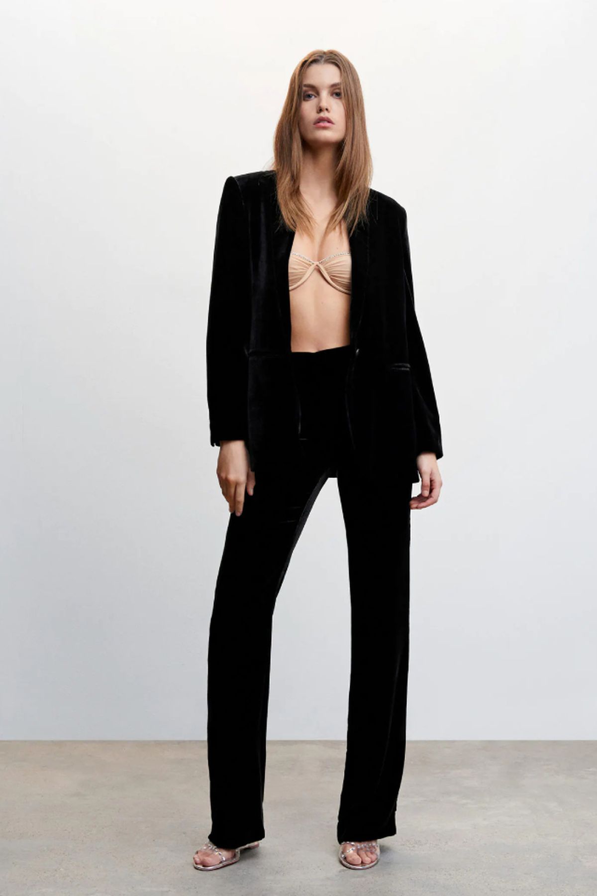 la nueva colaboracion de Camille x Mango que hara temblar a los disenos de Zara traje terciopelo