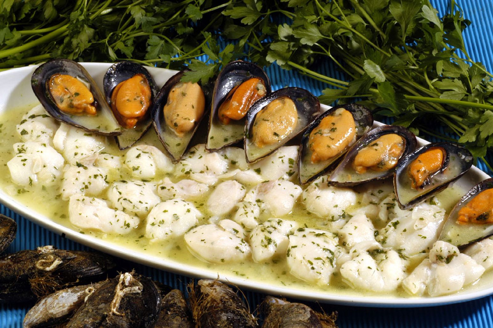 Carrilleras de bacalao con mejillones en salsa verde