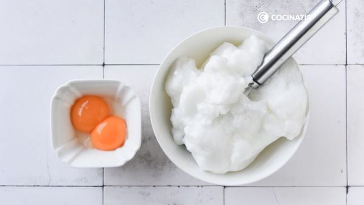 Separamos las yemas y montamos las claras