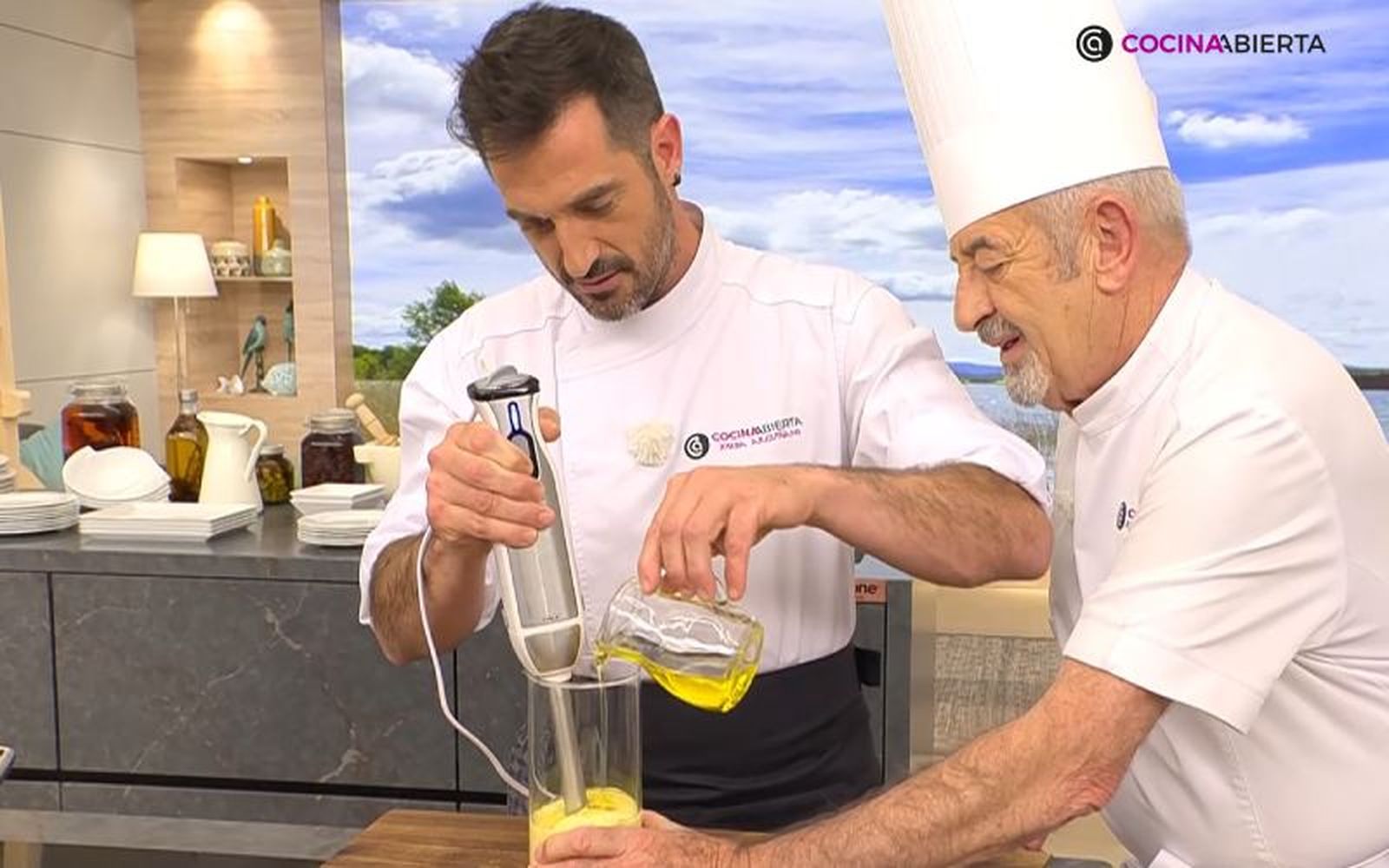 Echa un chorrito más de aceite para darle más cuerpo a la mayonesa de mostaza