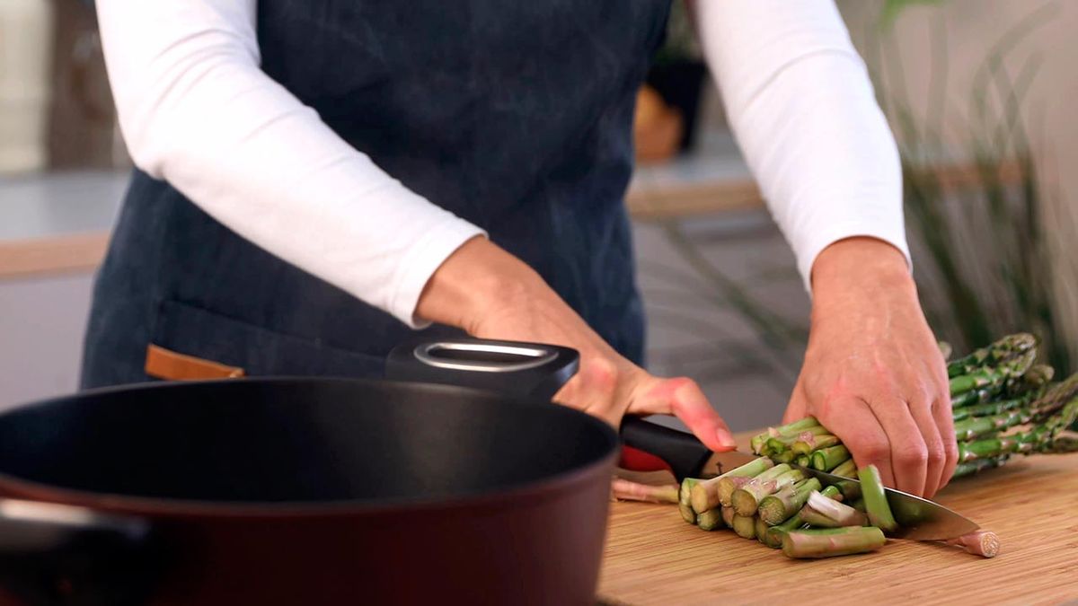 Receta de ensalada de arroz integral con pollo y espárragos trigueros  paso 1