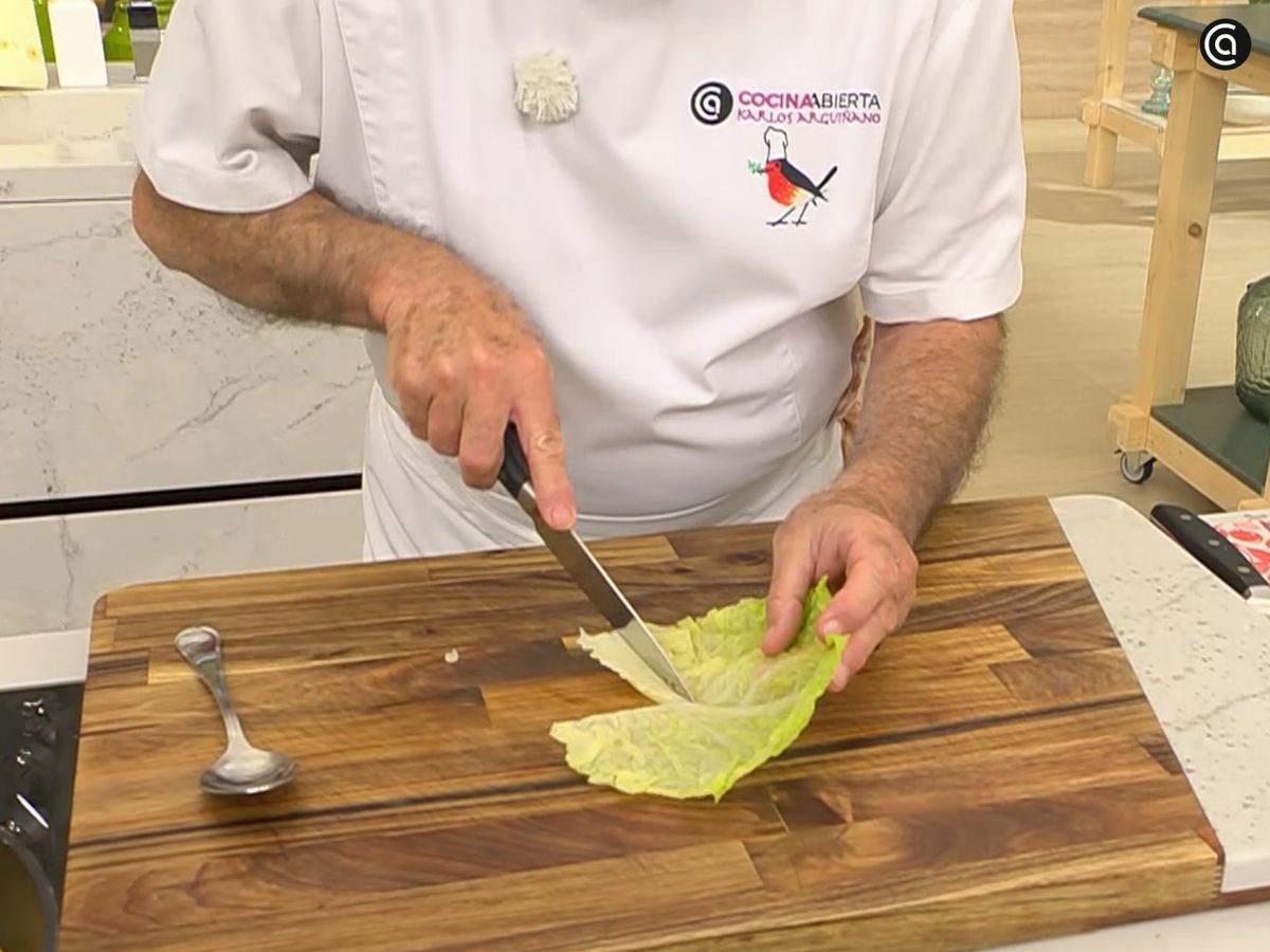 Rollitos de repollo rellenos de arroz y verduras - retirar el nervio central