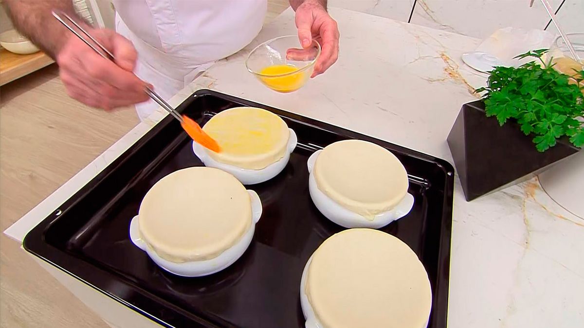 KARL66770321 sopa de trufas con hojaldre receta karlos arguinano paso4