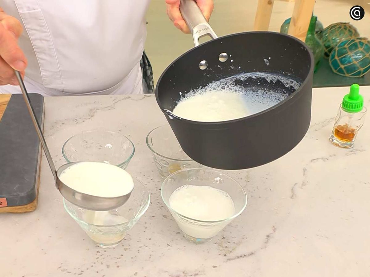 Mezcla la leche con el cuajo