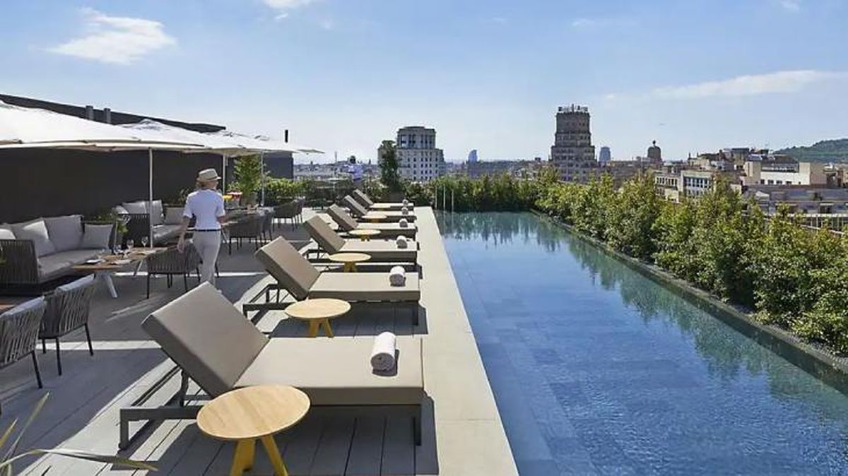 La piscina del hotel Mandarin Oriental Barcelona, con vistas a la ciudad