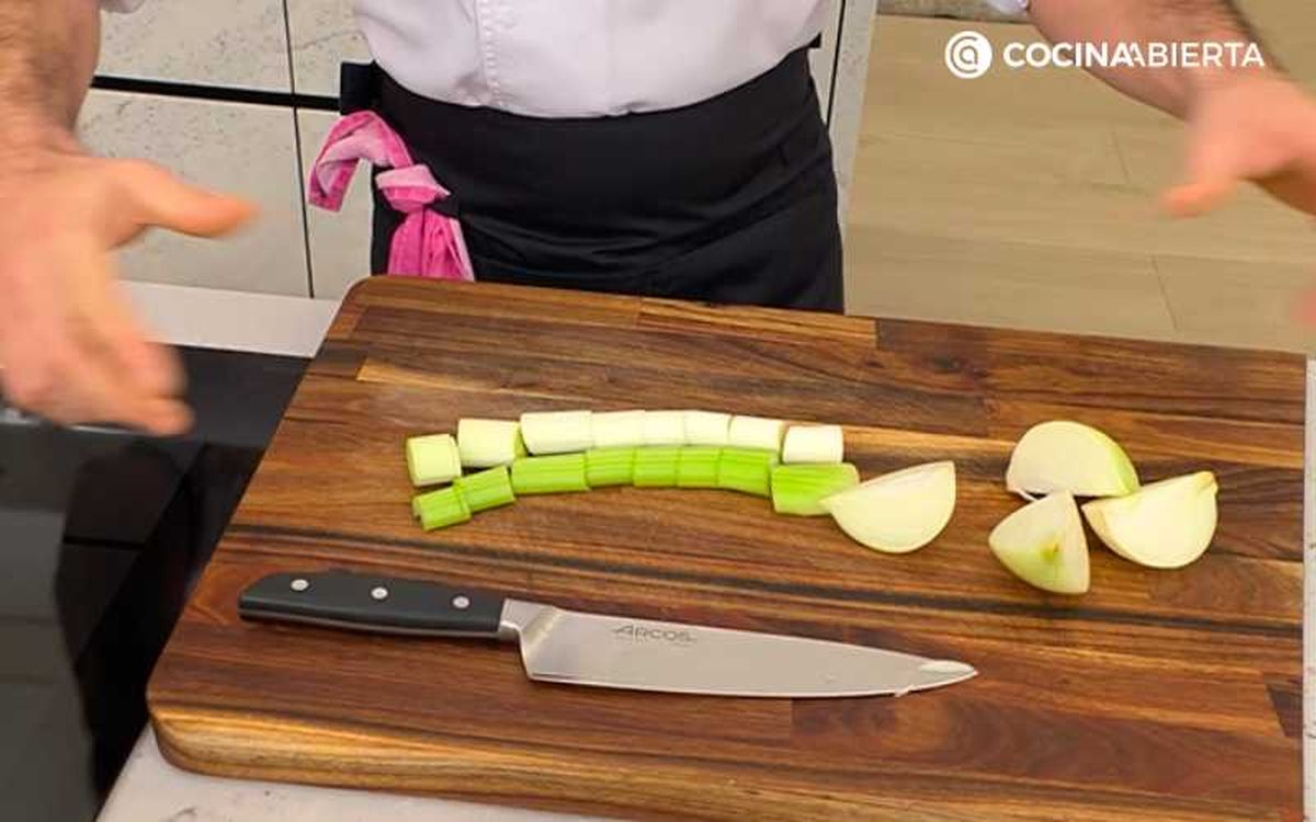 Añade el puerro a la cazuela