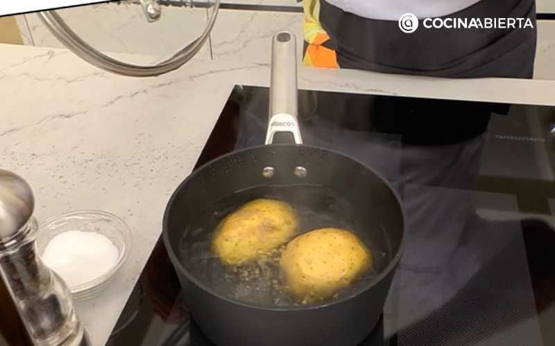 Cuece las patatas