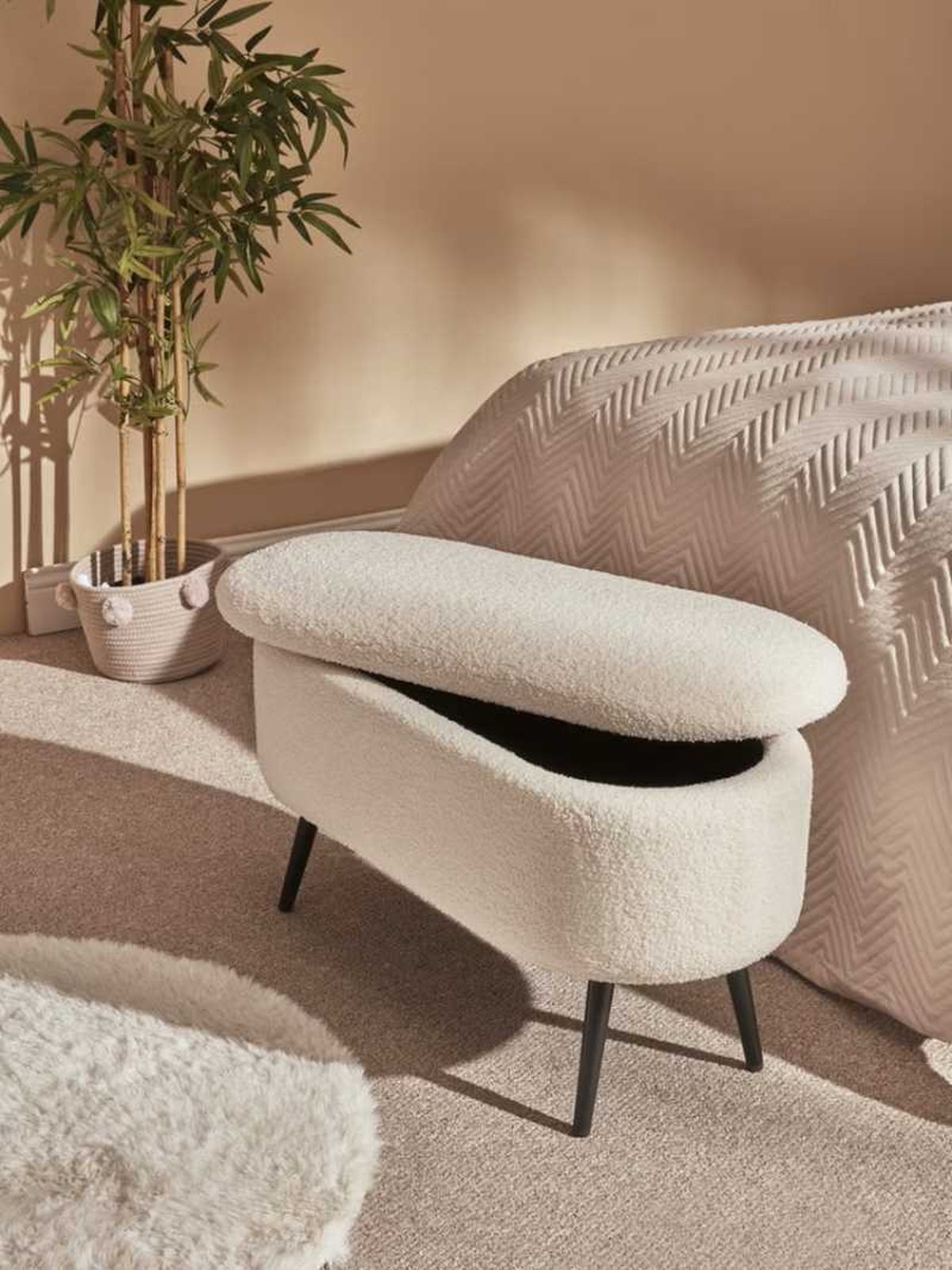 Banco con almacenamiento bouclé.