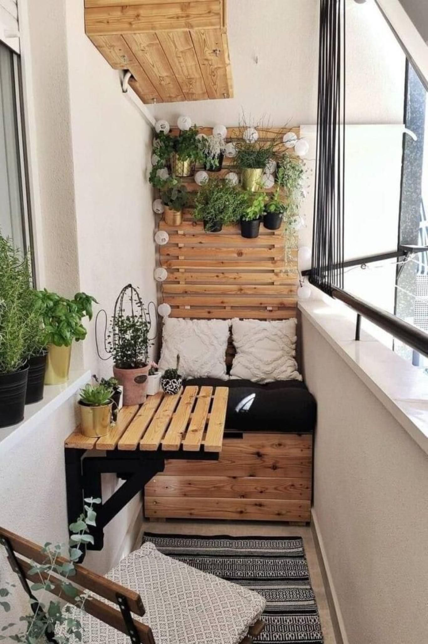 Balcón acogedor con jardín vertical hecho con un palet.