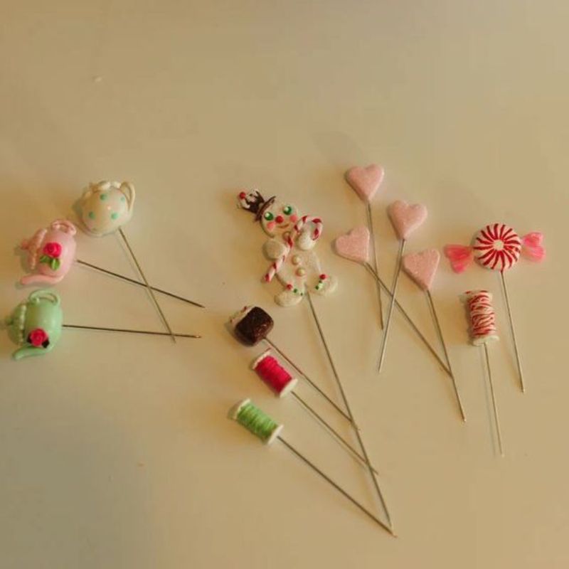 Alfileres decorativos hechos con porcelana fría.