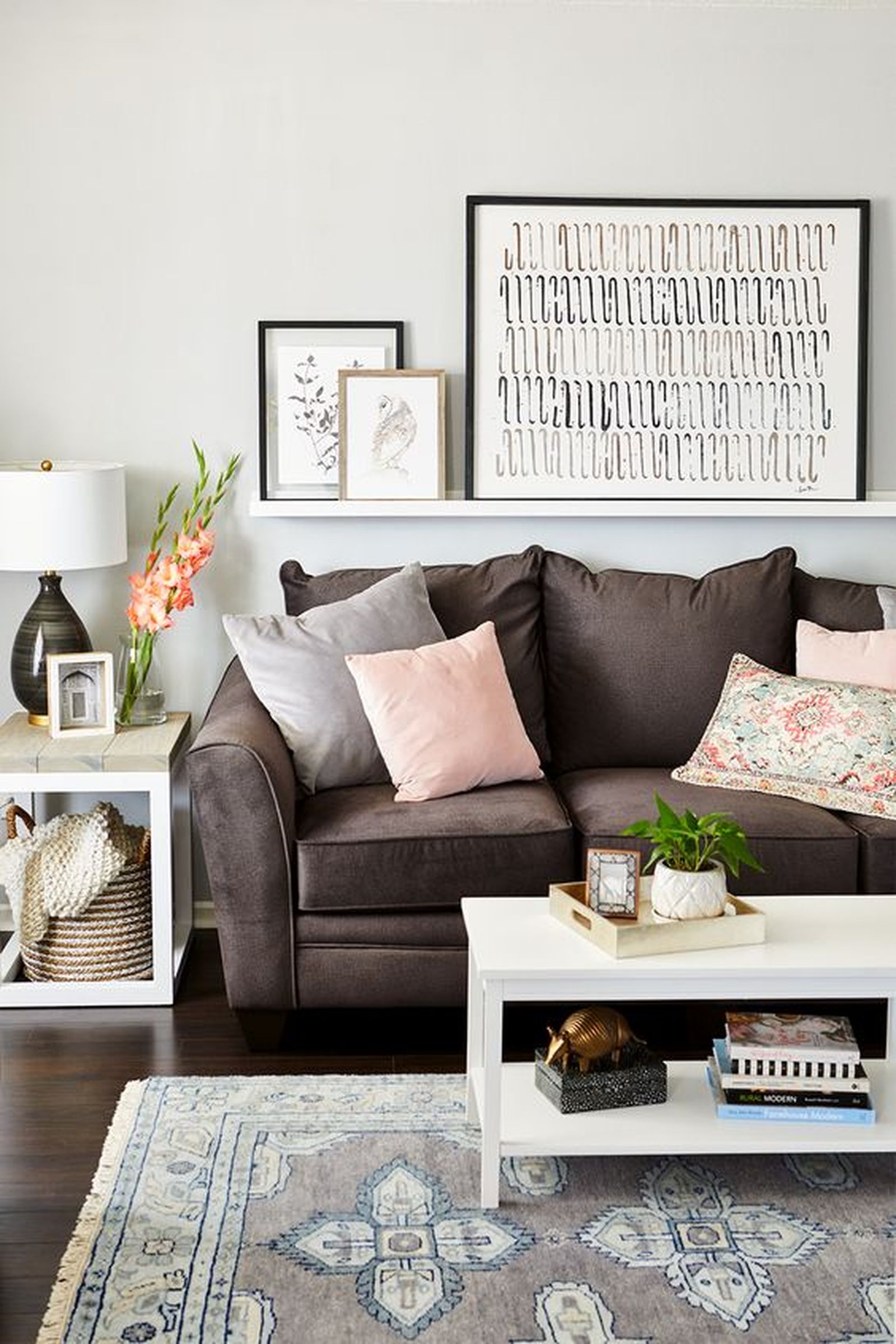 sofa marron con rosa y flores