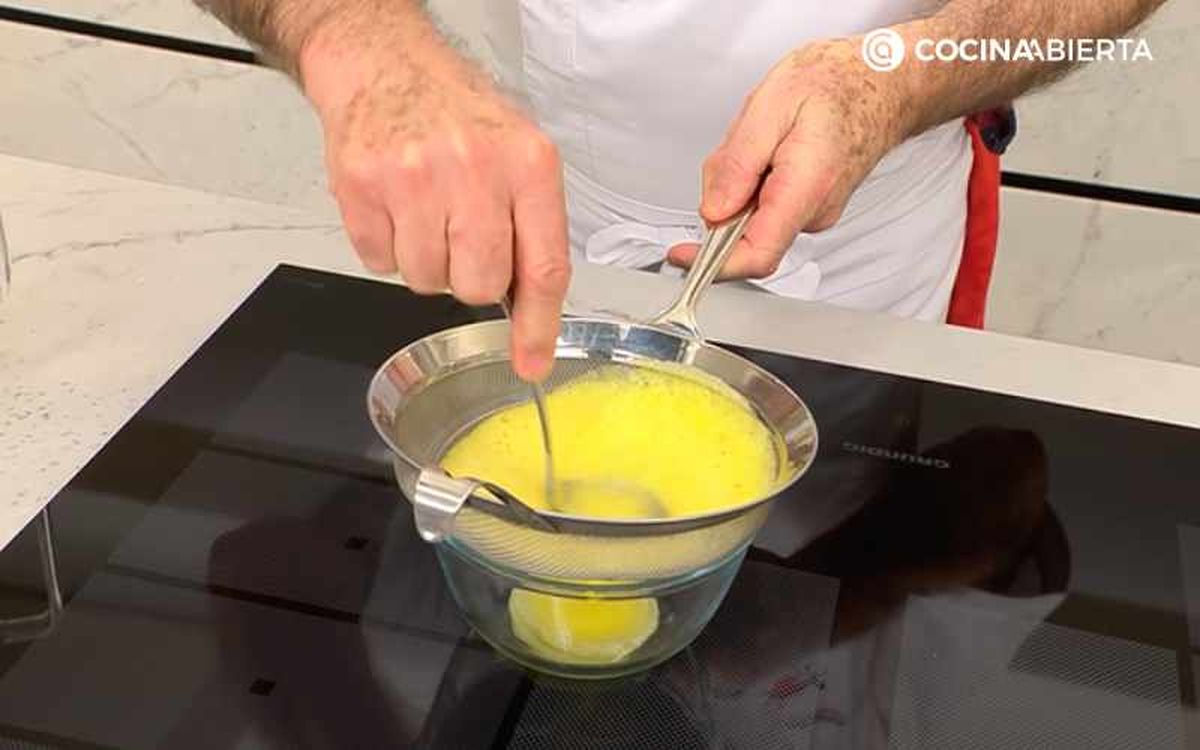 Cuela el zumo de piña