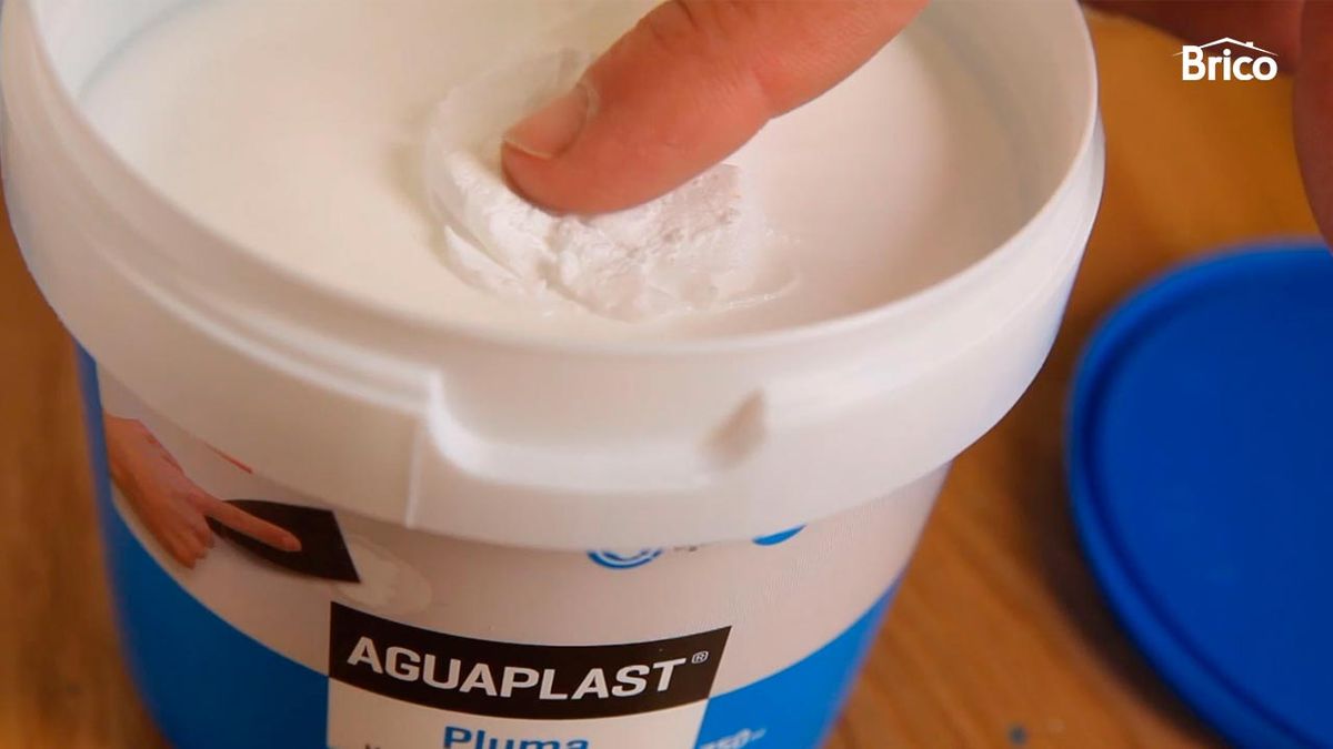 Masilla ligera para reparar paredes paso 2