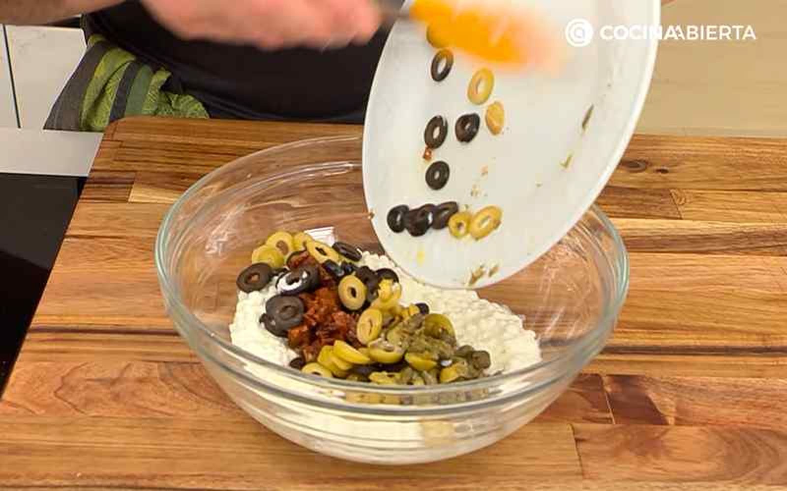 Prepara la salsa de queso cottage estilo griego