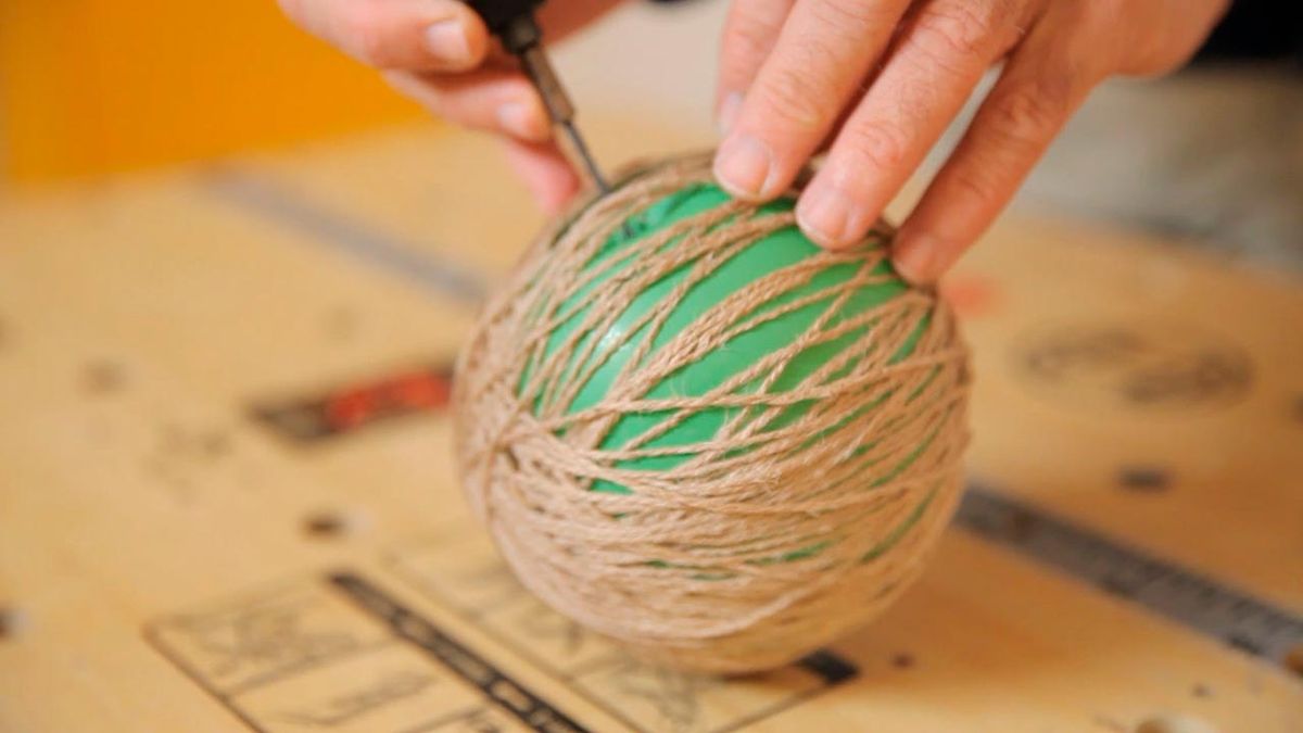 Cómo hacer bolas de Navidad con cuerdas paso 7