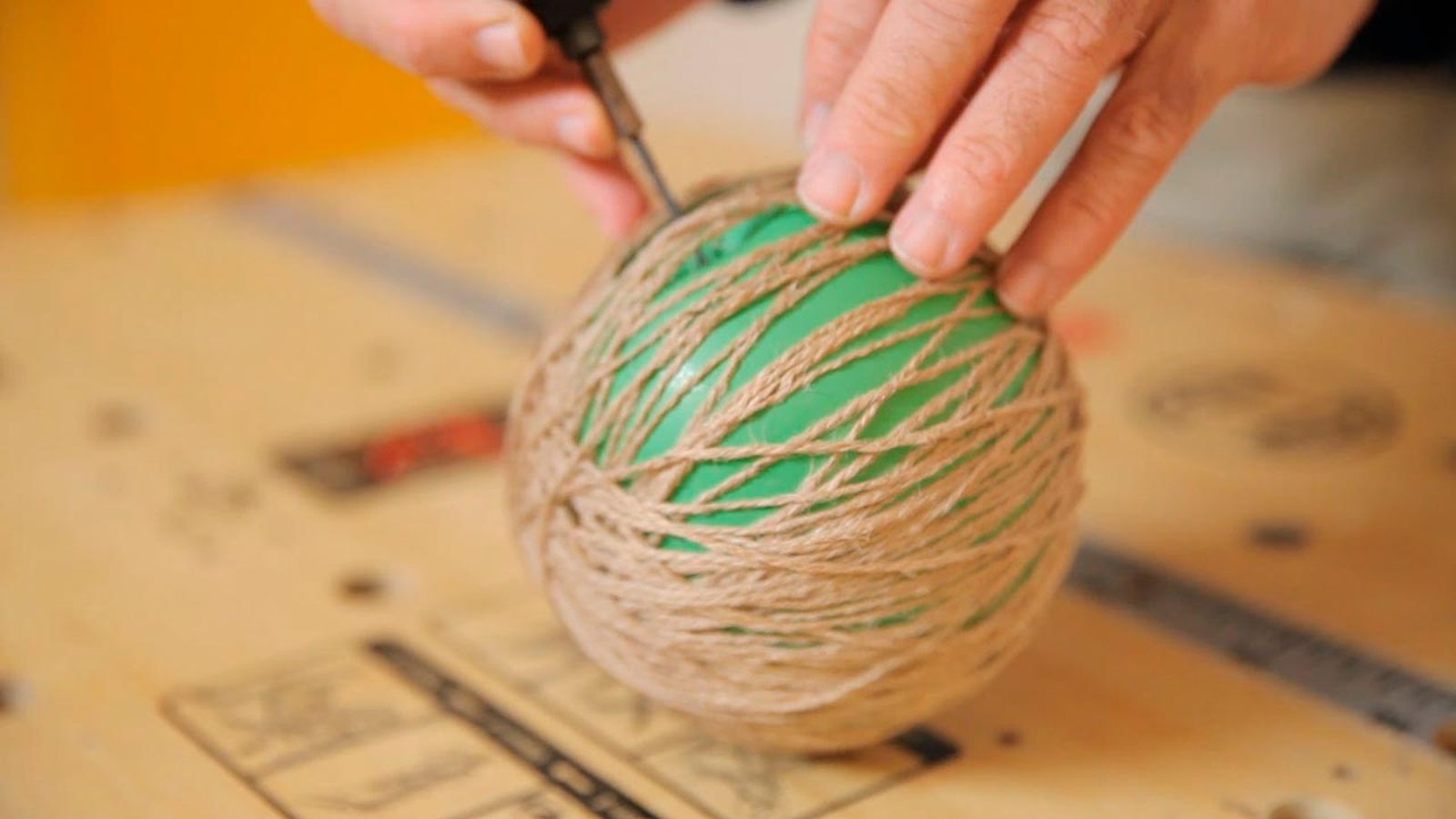 Cómo hacer bolas de Navidad con cuerdas paso 7