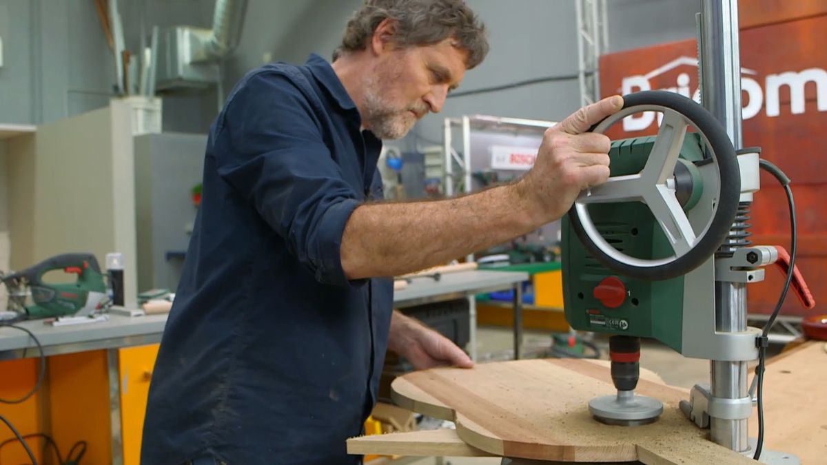 Cómo hacer un soporte de madera para la guitarra paso 6