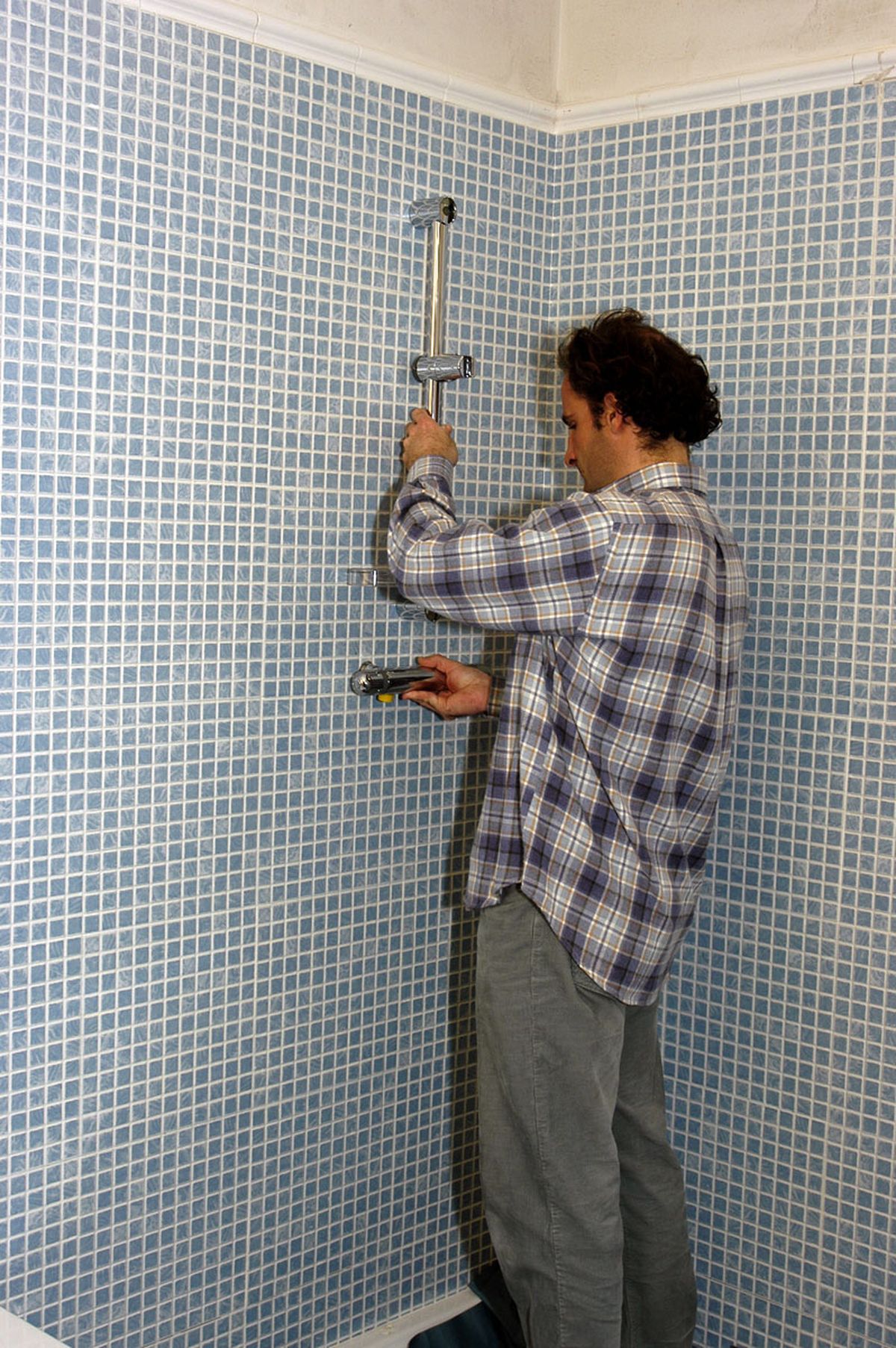 Instalar grifería en el plato de ducha paso 5